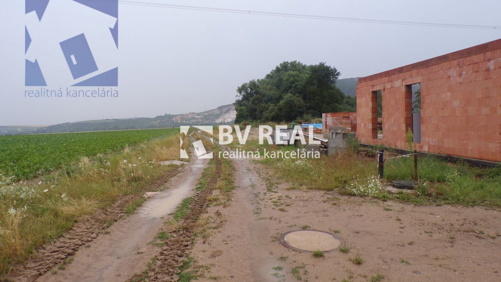 Na predaj pozemok 1565 m2 Oslany FM1562