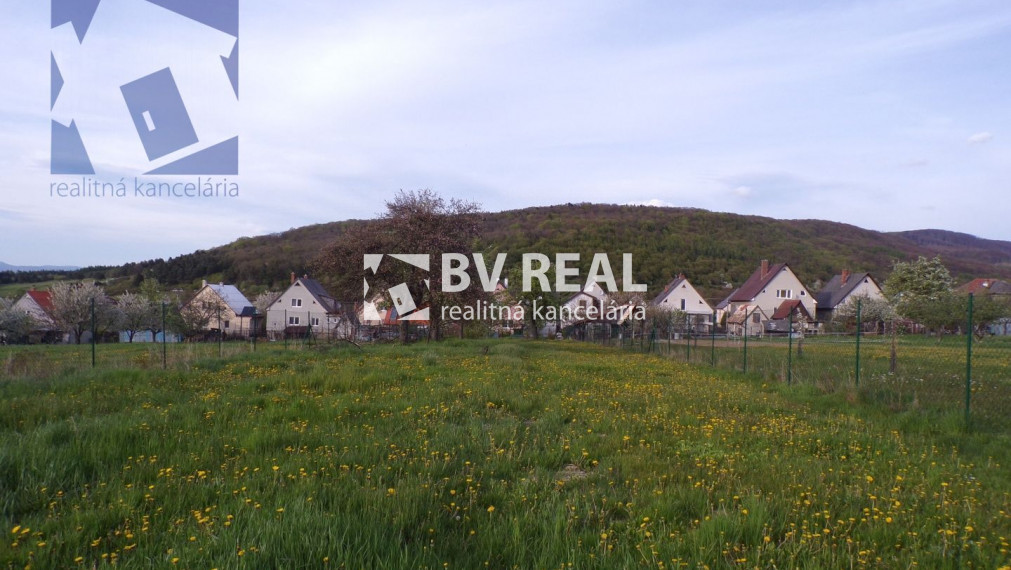 BV REAL EXKLUZÍVNE Na predaj pozemok na rodinný dom 1440 m2 Cigeľ FM1172