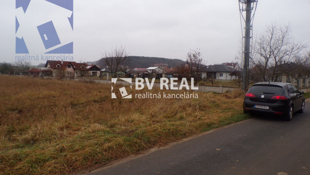PREDANÉ BV REAL pozemok 922 m2 na rodinný dom Uhrovec FM1207