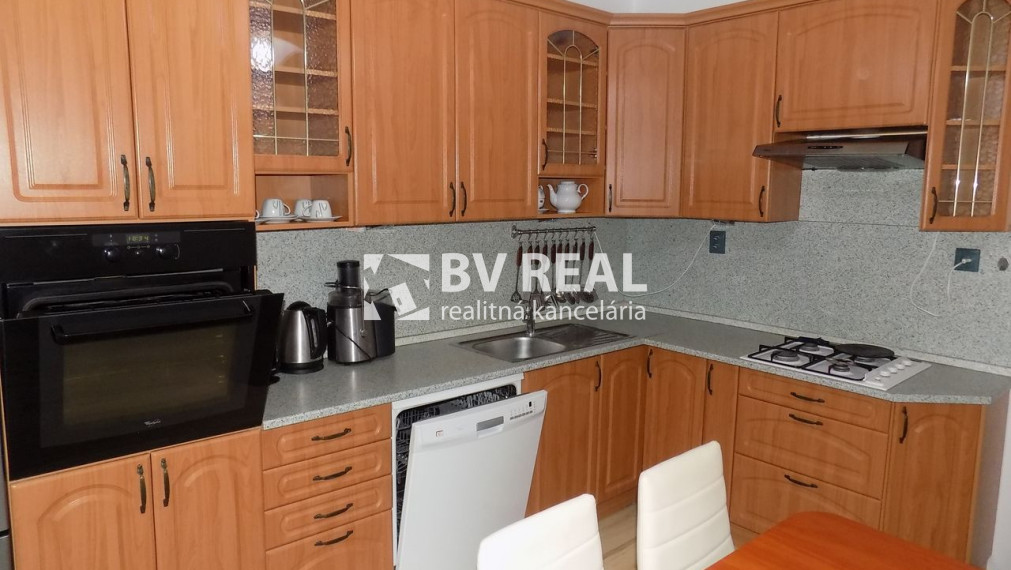 BV REAL predaj 3 izbový byt 70 m2 Prievidza Urbárska BV2010