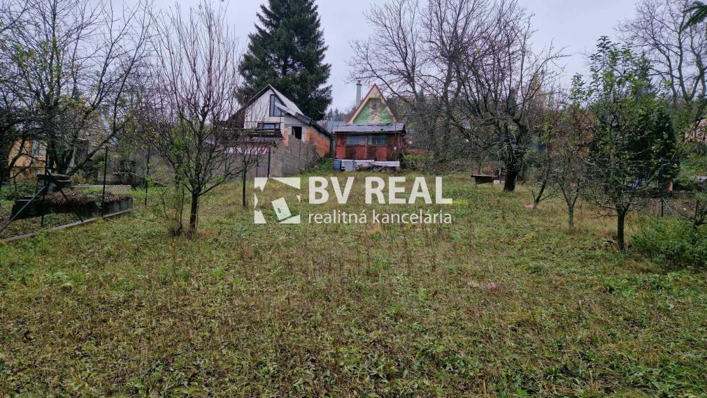 Na predaj záhrada 574 m2 s chatkou Handlová FM1800