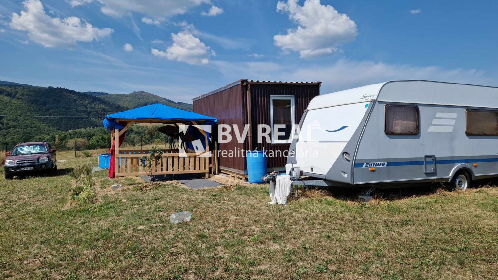 BV REAL Na predaj pozemok chatka a karavan Nevidzany FM2107