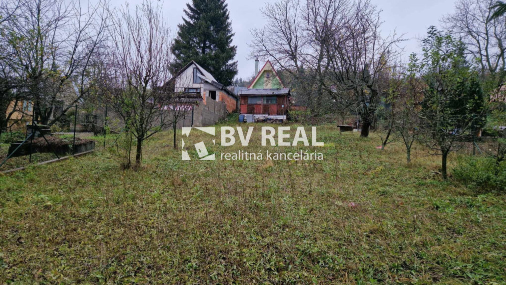 BV REAL Na predaj záhrada 574 m2 s chatkou Handlová FM1800