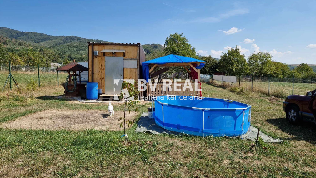 BV REAL Na predaj pozemok 1245 m2 s chatkou Nevidzany FM2107