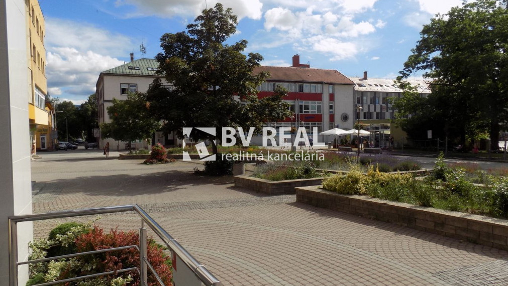 BV REAL na prenájom komerčné priestory 16 m2 Námestie slobody Prievidza BV2005