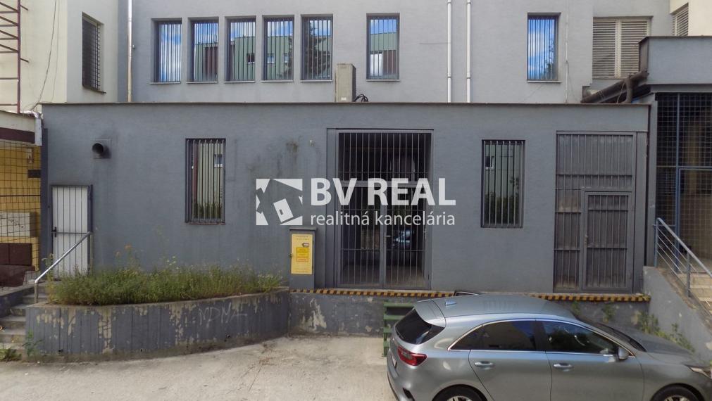 BV REAL na prenájom komerčné priestory 16 m2 Námestie slobody Prievidza BV2005