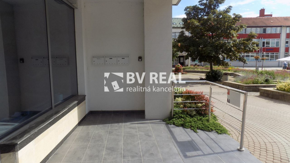 BV REAL na prenájom komerčné priestory 16 m2 Námestie slobody Prievidza BV2005