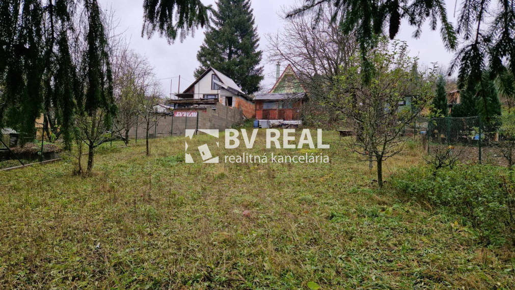 BV REAL Na predaj záhrada 574 m2 s chatkou Handlová FM1800