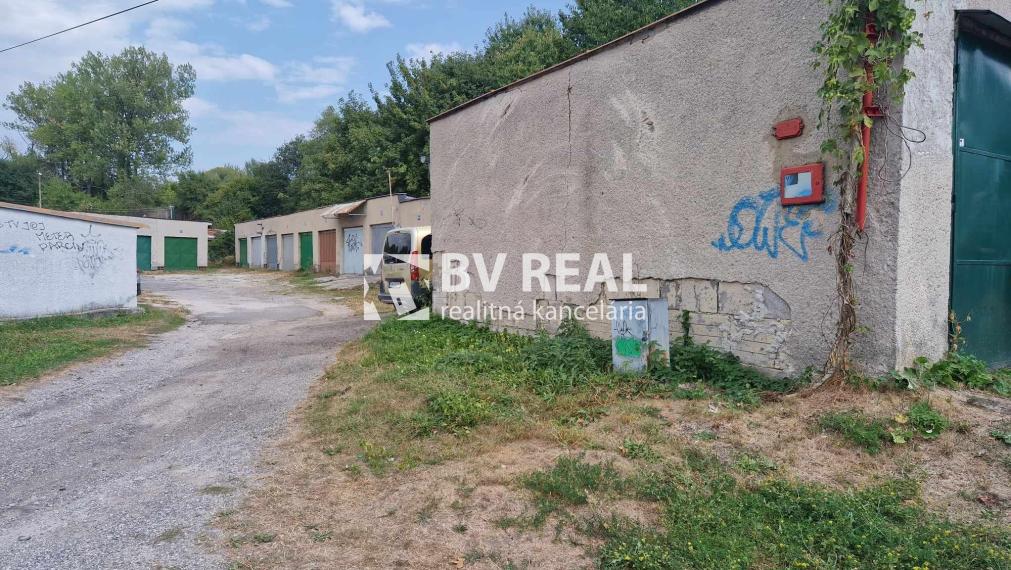 BV REAL Na predaj pozemok na stavbu garáže Handlová FM2110