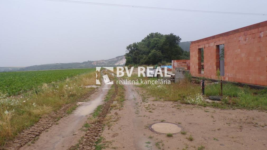 BV REAL Na predaj pozemok 1565 m2 Oslany FM2218