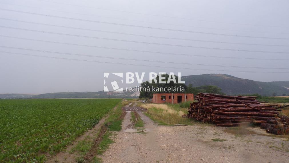 BV REAL Na predaj pozemok 1565 m2 Oslany FM2218