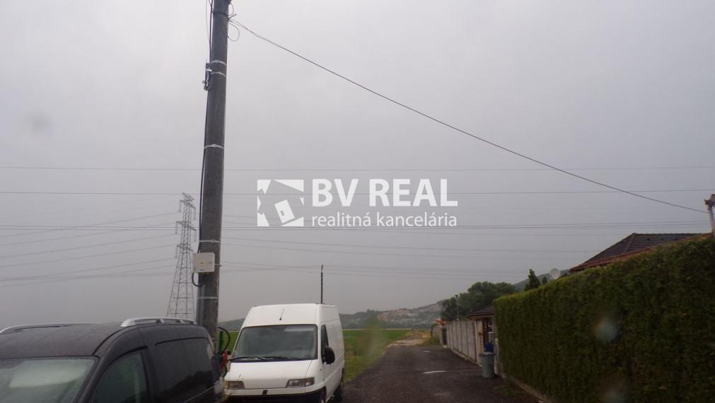 BV REAL Na predaj pozemok 1565 m2 Oslany FM2218
