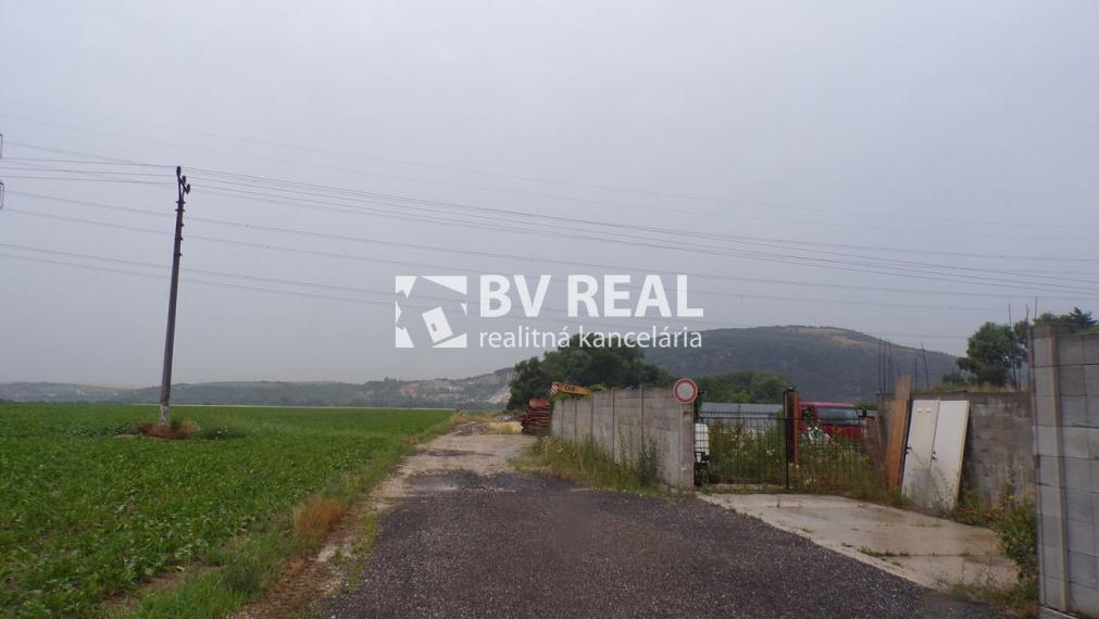 BV REAL Na predaj pozemok 1565 m2 Oslany FM2218
