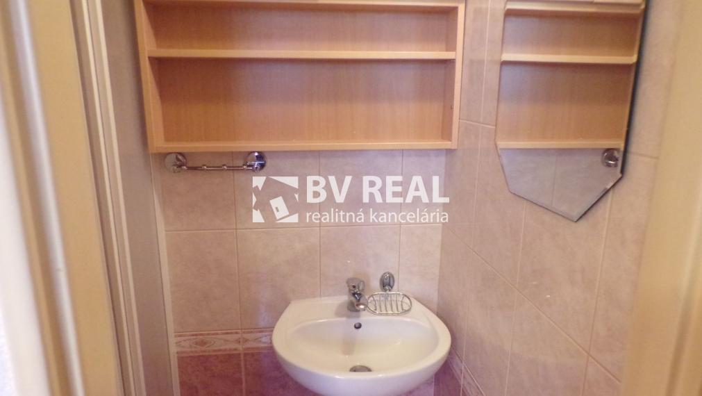 BV REAL Na prenájom komerčný priestor Prievidza FM2262