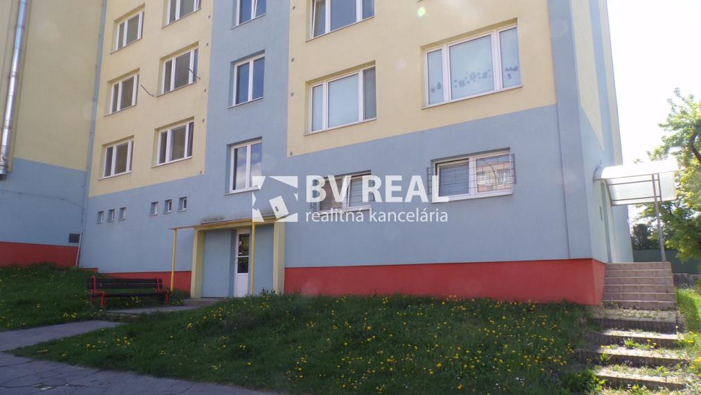BV REAL Na prenájom komerčný priestor Prievidza FM2262