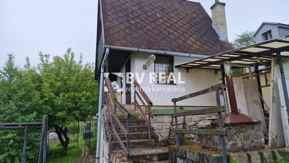 BV REAL Na predaj murovaná chata so záhradou Handlová FM2009