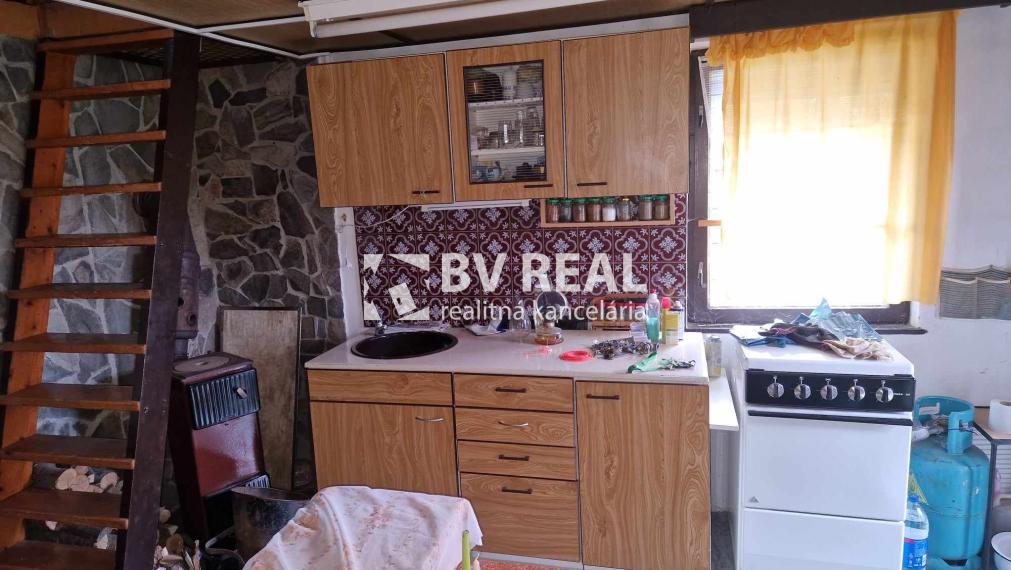BV REAL Na predaj murovaná chata so záhradou Handlová FM2009