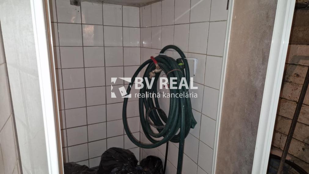BV REAL predaj murovaná chata so záhradou Prievidza FM2285