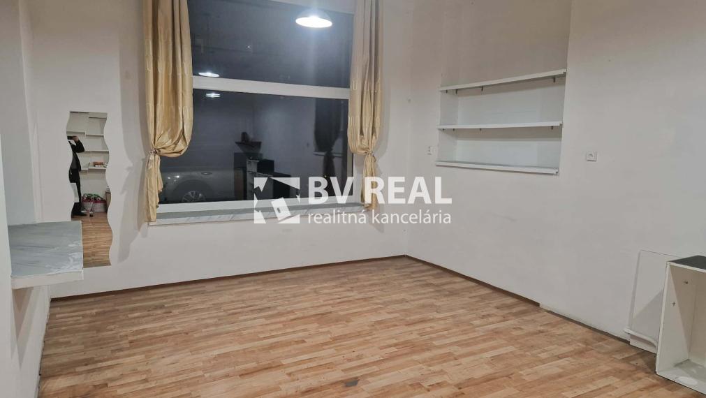 BV REAL Na predaj komerčný priestor 28 m2 Handlová FM2362