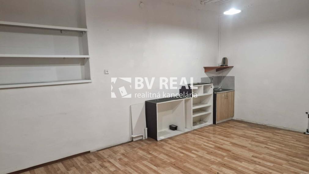 BV REAL Na predaj komerčný priestor 28 m2 Handlová FM2362