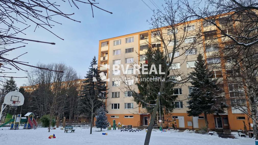 BV REAL Na predaj prerobený 3 izbový byt Prievidza FM2382