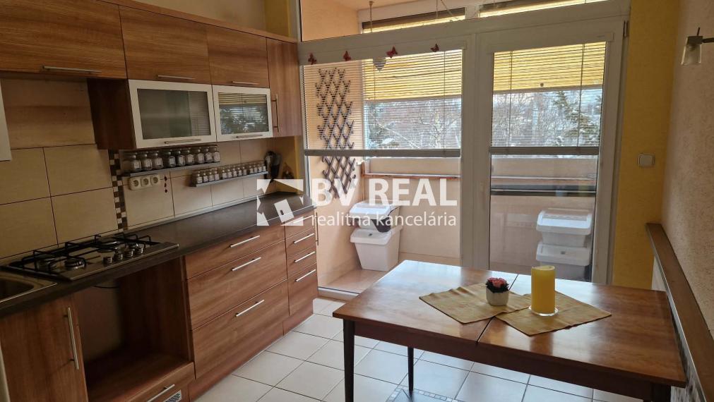 BV REAL Na predaj prerobený 3 izbový byt Prievidza FM2382