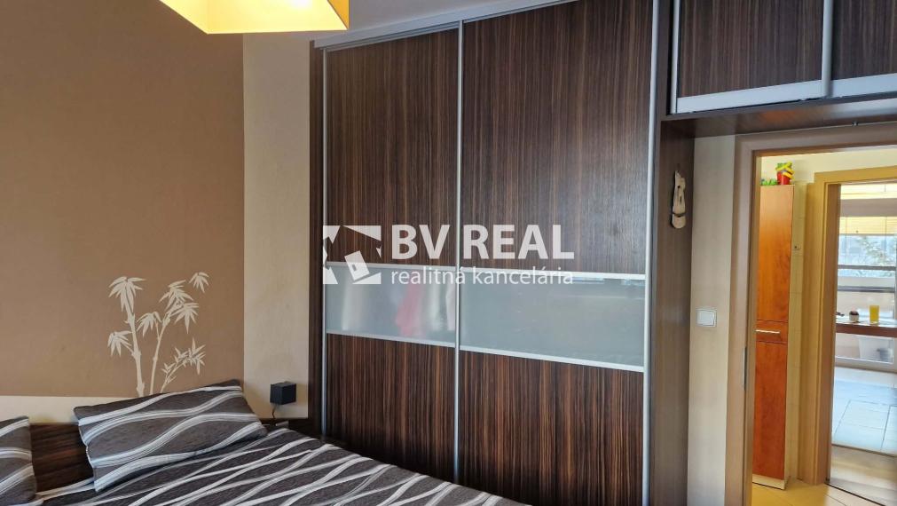 BV REAL Na predaj prerobený 3 izbový byt Prievidza FM2382