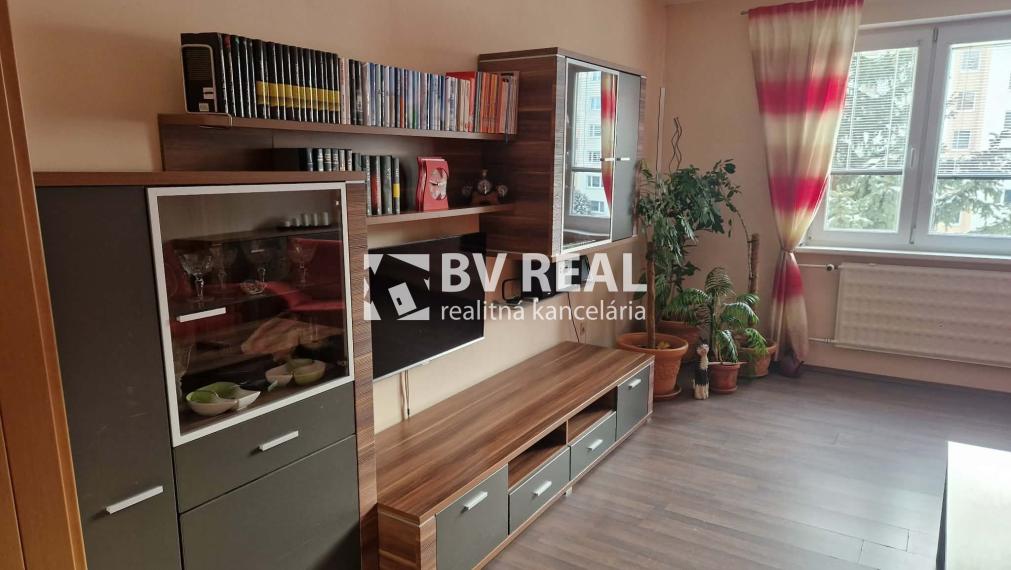 BV REAL Na predaj prerobený 3 izbový byt Prievidza FM2382