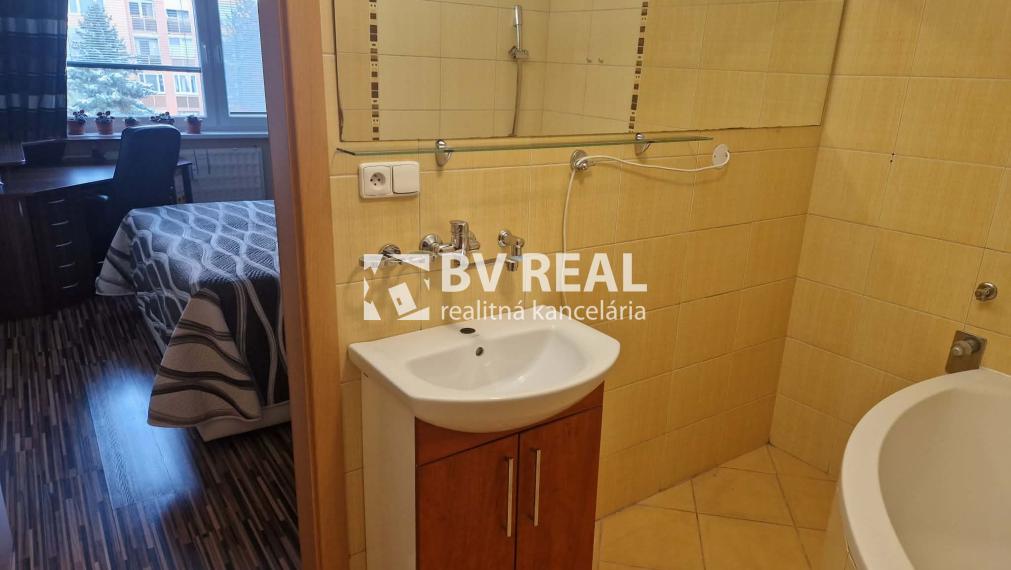 BV REAL Na predaj prerobený 3 izbový byt Prievidza FM2382