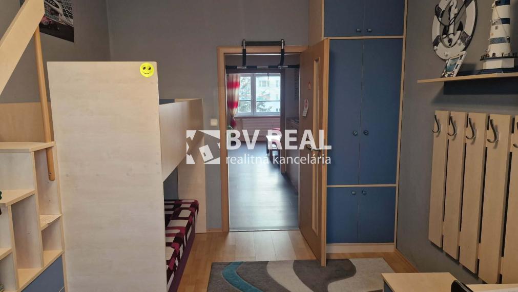BV REAL Na predaj prerobený 3 izbový byt Prievidza FM2382