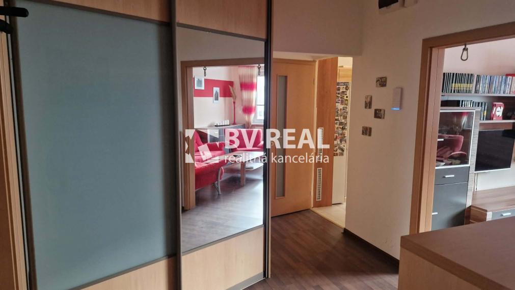 BV REAL Na predaj prerobený 3 izbový byt Prievidza FM2382