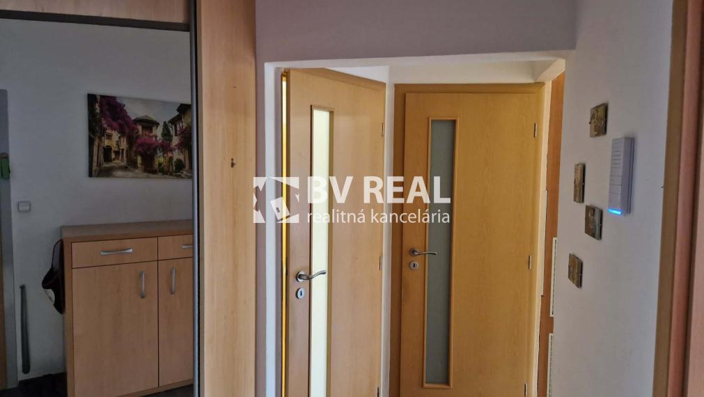 BV REAL Na predaj prerobený 3 izbový byt Prievidza FM2382