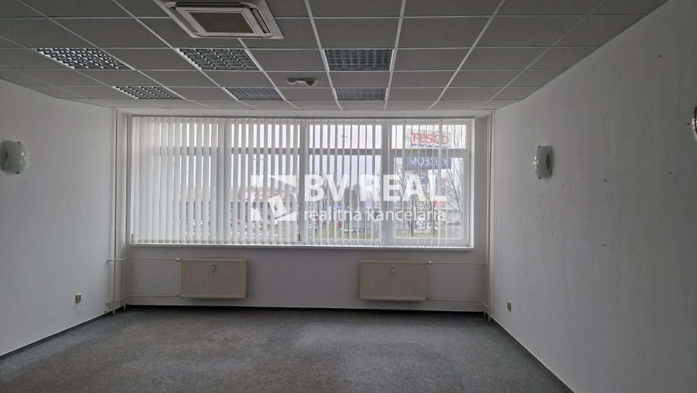 BV REAL Na prenájom komerčný priestor 44 m2 Prievidza FM2385