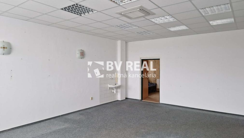 BV REAL Na prenájom komerčný priestor 44 m2 Prievidza FM2385