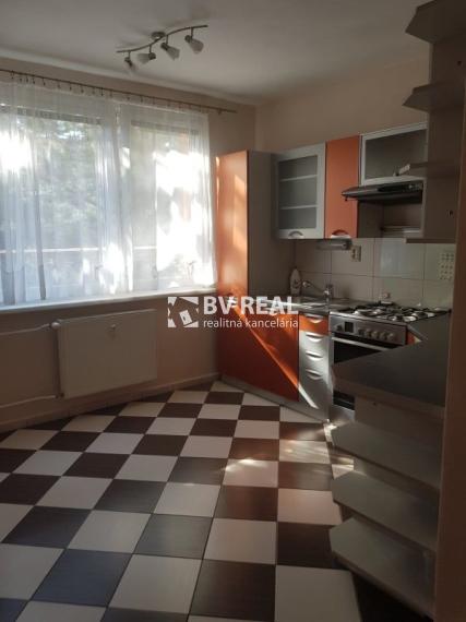 BV REAL Na predaj 1 a pol izbový byt Bojnice FM2388
