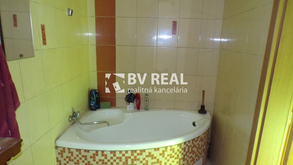 BV REAL Na predaj rodinný dom s veľkým pozemkom 2326 m2 FM1959