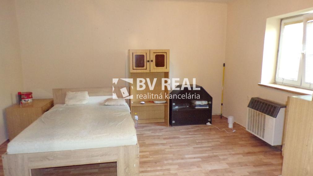 BV REAL Na predaj rodinný dom s veľkým pozemkom 2326 m2 FM1959