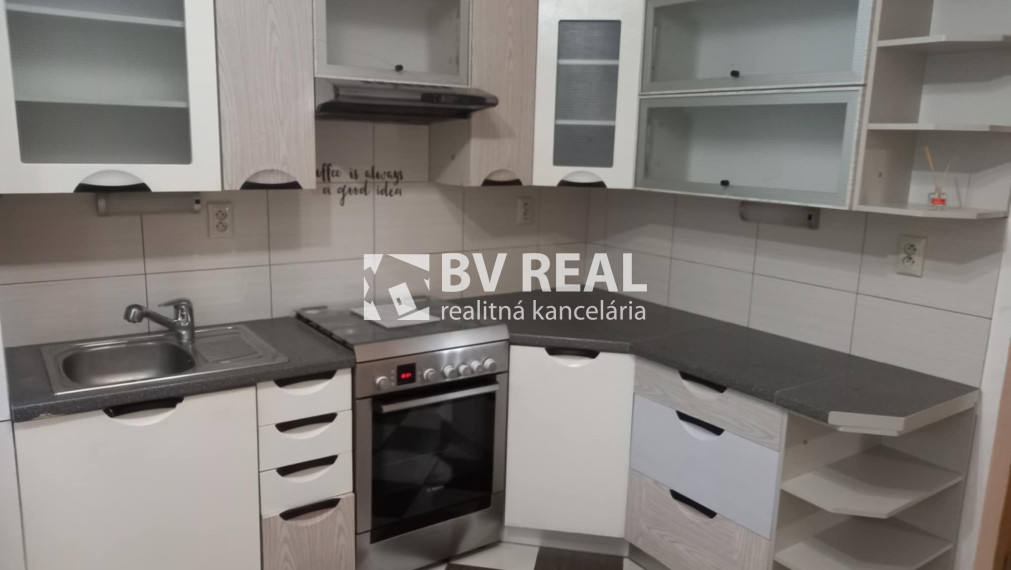BV REAL Na predaj 1 a pol izbový byt Bojnice FM2388