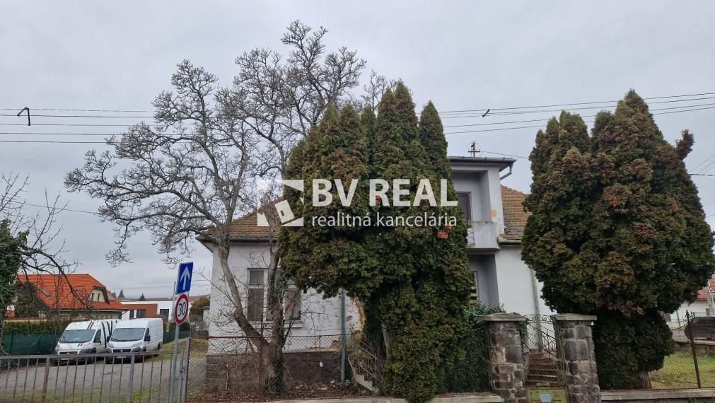 BV REAL Na predaj rod. dom, pozemok 1405 m2 Prievidza FM2406