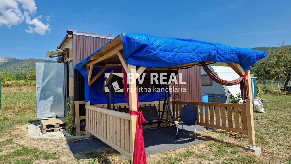BV REAL Na predaj pozemok 1245 m2 s chatkou Nevidzany FM2107