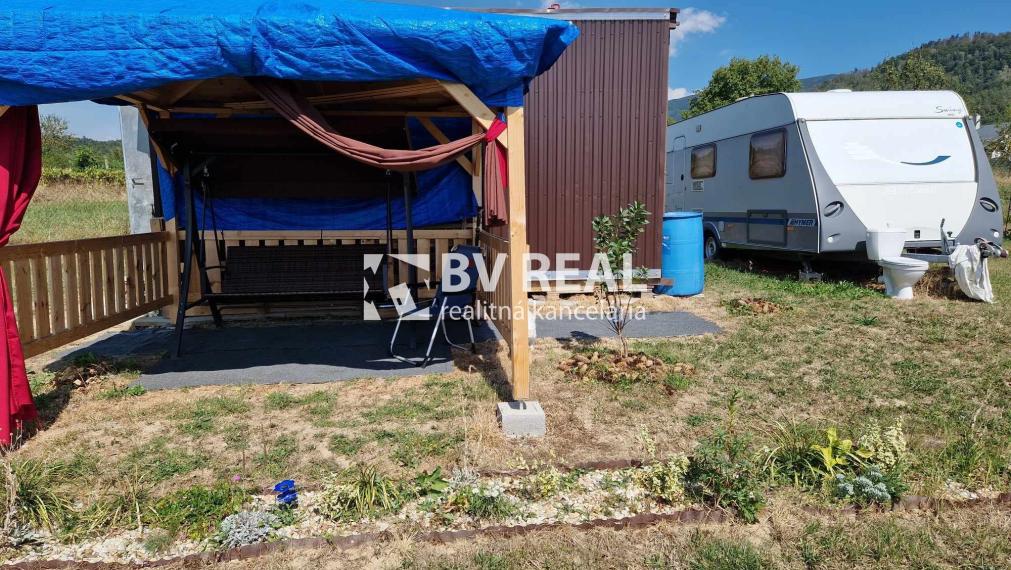 BV REAL Na predaj pozemok 1245 m2 s chatkou Nevidzany FM2107