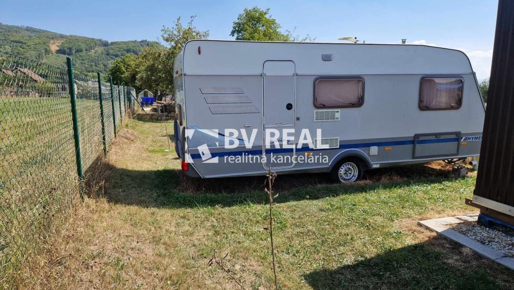 BV REAL Na predaj pozemok 1245 m2 s chatkou Nevidzany FM2107