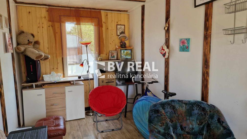 BV REAL Na predaj pozemok 1245 m2 s chatkou Nevidzany FM2107