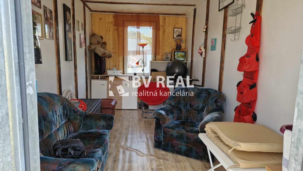 BV REAL Na predaj pozemok 1245 m2 s chatkou Nevidzany FM2107