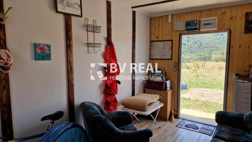 BV REAL Na predaj pozemok 1245 m2 s chatkou Nevidzany FM2107