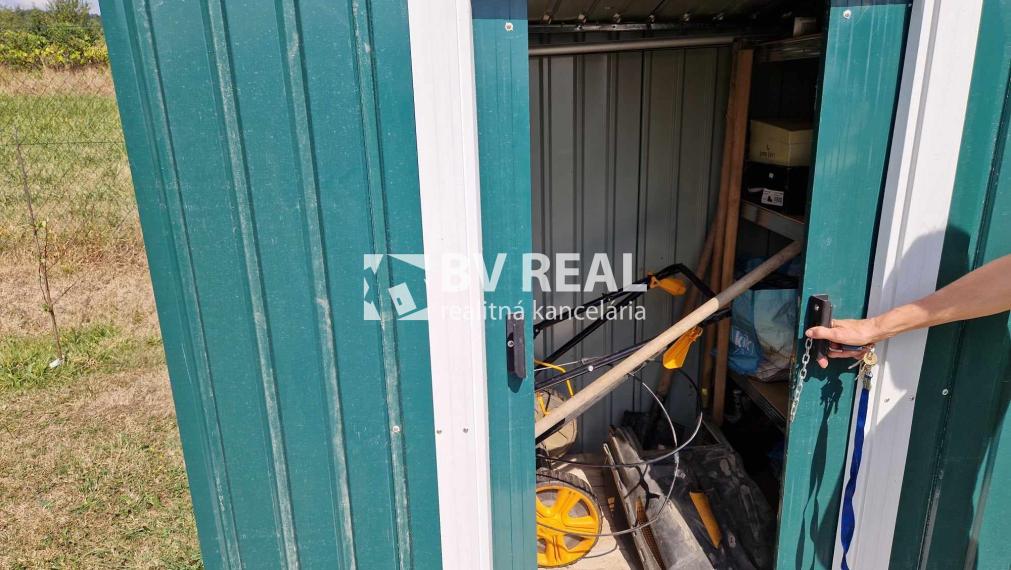 BV REAL Na predaj pozemok 1245 m2 s chatkou Nevidzany FM2107