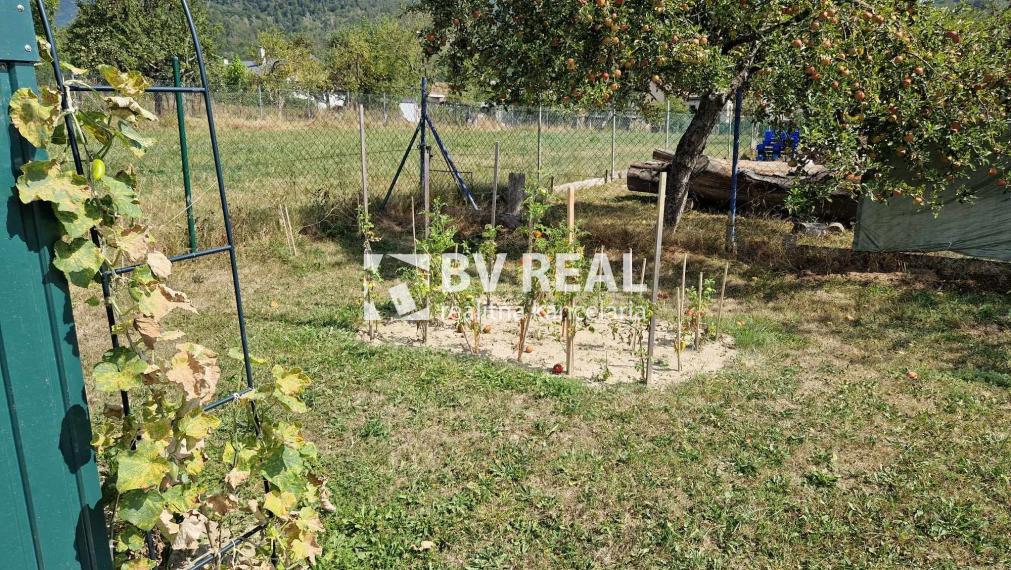 BV REAL Na predaj pozemok 1245 m2 s chatkou Nevidzany FM2107