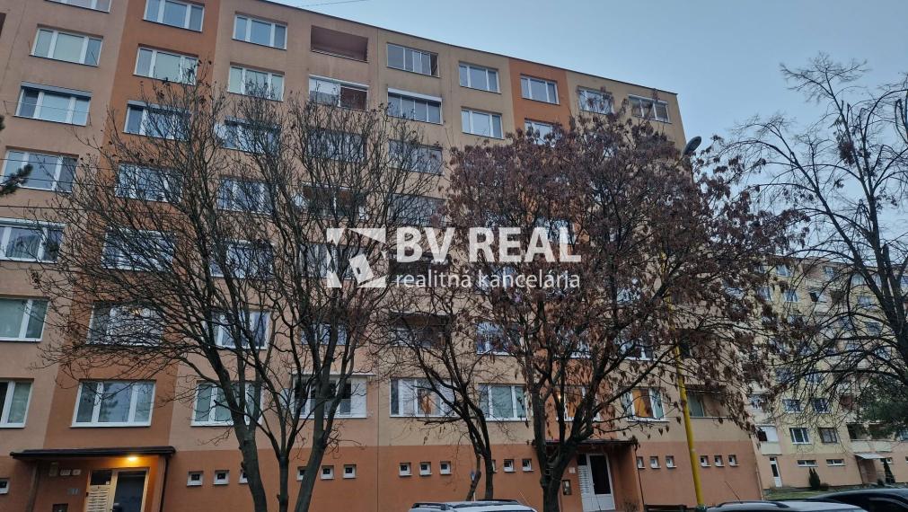 BV REAL Na predaj prerobený 2 izbový byt Prievidza FM2421