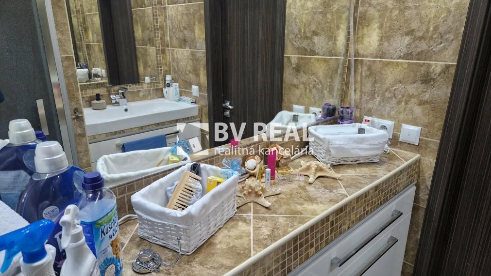 BV REAL Na predaj prerobený 2 izbový byt Prievidza FM2421
