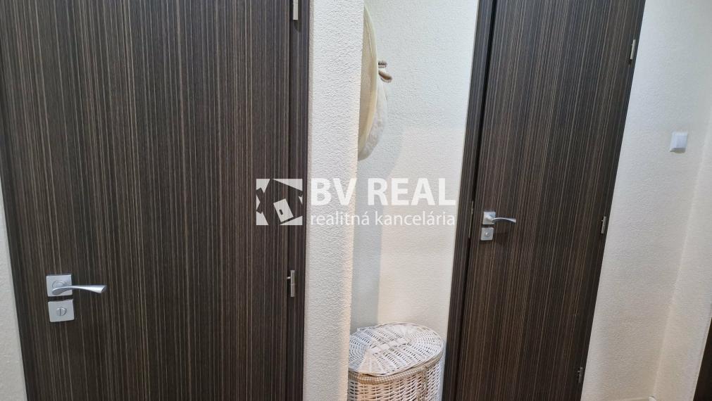 BV REAL Na predaj prerobený 2 izbový byt Prievidza FM2421